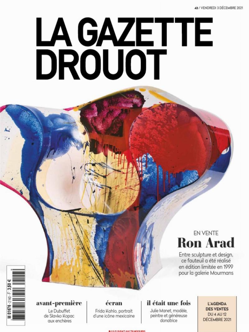 Ambiance du Passage des Panoramas près du 16 rue Notre-Dame des Victoires 75002 Paris, avec des détails architecturaux historiques et des figures stylisées lisant le journal.